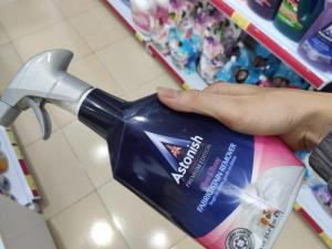 Bình xịt tẩy cổ áo và các vết bẩn trên vải Astonish C6910 Rất tiện dụng để tẩy vết bẩn trên cổ cáo, đơn giản là xịt trực tiếp vào cổ áo, rồi bỏ vào máy giặt, hoặc giặt bằng tay. Hoàn toàn không bị lem màu, bay màu, mục vải.