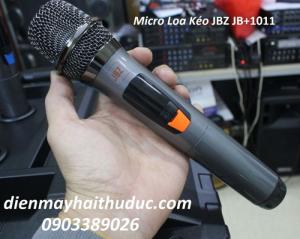 Loa kéo di động JBZ JB+1011 với 2 micro không dây đi kèm, micro cầm đầm tay và rất chắc chắn.
