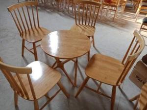 Ghế gỗ nhiều màu thích hợp với mọi không gian..