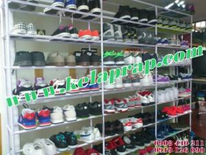 Kệ Giày Dép sang trọng cho shop và gia đình. Khung kệ lắp ráp. Mặt kính 5mm.