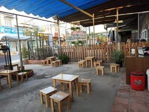 Cần thanh lý bàn ghế gỗ dùng cho cafe trà sữa..