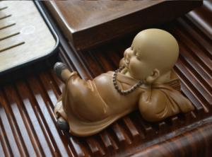 Bộ 02 chú tiểu an nhiên áo nâu mẫu nằm