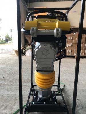 Máy có khả năng nén chặt lớp đất đá trên bề mặt tương tự như xe lu, máy phát huy hiệu quả cao vì có thể đầm đất tại những vị trí có diện tích nhỏ mà xe lu không thể tới được hoặc những mặt nghiêng khiến xe lu dễ bị lật.