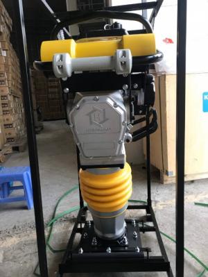 Máy có khả năng nén chặt lớp đất đá trên bề mặt tương tự như xe lu, máy phát huy hiệu quả cao vì có thể đầm đất tại những vị trí có diện tích nhỏ mà xe lu không thể tới được hoặc những mặt nghiêng khiến xe lu dễ bị lật.