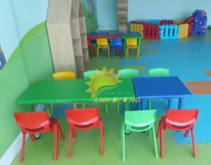 Cần bán bàn nhựa hình vuông nhỏ gọn, chắc chắn cho trẻ em mầm non