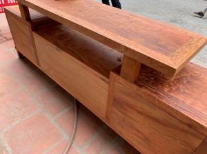Kệ tivi bông sần gỗ hương đỏ