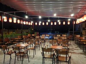 Thanh lý gấp 30 bộ ghế gỗ..