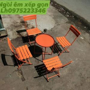 Bàn ghế xếp nhiều màu ngồi êm xếp gọn.