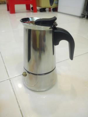 Ly pha cafe bằng hơi nước .