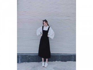 Set nữ đầm yếm midi đen mix áo trắng tay