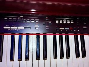 Piano roland kr-575