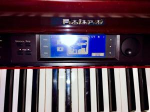 Piano roland kr-575