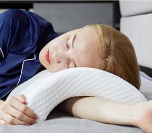 Chất liệu cao cấp: được làm từ vỏ lụa băng và bọt nhớ hồi phục chậm 100%, mềm mại và thoáng khí, Tất cả được thiết kế cho sự thoải mái tối đa của bạn.
Chức năng tốt: với gối, áp lực có thể được giảm bớt và nó có thể bảo vệ khuôn mặt nhẹ nhàng để bảo vệ chống lại dập nổi khuôn mặt.