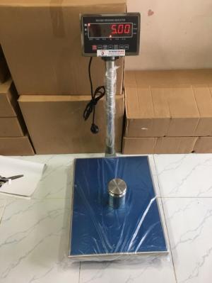 - Cân thủy sản, cân bàn điện tử đầu cân inox chống nước
- Khung cân làm bằng thép hoặc inox tùy theo nhu cầu sử dụng (khung inox dùng trong môi trường có tính ăn mòn kim loại cao).
- Bộ hiển thị thiết kế bằng inox chống nước theo chuẩn IP68, hoạt động tốt trong môi trường ẩm ướt, màn hình LED sáng đỏ, đầu cân rất chắc chắn và bền bỉ theo thời gian. các phím bấm mềm mại dễ thao tác, màn hình sắc nét
- Bộ xử lý cho ra kết quả nhanh chóng – chính xác – ổn định.
- Mặt bàn cân làm bằng inox chống gỉ sét, chân đế được thiết kế rời thích ứng với mọi địa hình (điều chỉnh tăng giảm).
- Tính năng: Trừ bì, chuyển đổi đơn vị, nhấn về 0 khi cân bị dao động, cộng dồn các lần cân lại với nhau
- Kích thước bàn cân: 30x40cm, 40x50cm, 50x60cm, 60x80cm…(khung bàn cân có chống tải an toàn để bảo vệ loadcell khi bị quá tải)
=> Ngoài ra công ty còn nhận đặt kích thước bàn cân theo yêu cầu hoặc lắp thêm bánh xe để di chuyển trên các mặt phẳng, nhà xưởng…
- Nguồn điện cung cấp cho cân Pin 6V/4.5Ah, hết Pin sạc lại trực tiếp bằng nguồn điện 220V. Sạc đầy sử dụng từ 48-72h
Bảo hành: 1 năm, miễn phí vận chuyển toàn quốc
