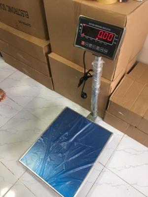 - Cân thủy sản, cân bàn điện tử đầu cân inox chống nước
- Khung cân làm bằng thép hoặc inox tùy theo nhu cầu sử dụng (khung inox dùng trong môi trường có tính ăn mòn kim loại cao).
- Bộ hiển thị thiết kế bằng inox chống nước theo chuẩn IP68, hoạt động tốt trong môi trường ẩm ướt, màn hình LED sáng đỏ, đầu cân rất chắc chắn và bền bỉ theo thời gian. các phím bấm mềm mại dễ thao tác, màn hình sắc nét
- Bộ xử lý cho ra kết quả nhanh chóng – chính xác – ổn định.
- Mặt bàn cân làm bằng inox chống gỉ sét, chân đế được thiết kế rời thích ứng với mọi địa hình (điều chỉnh tăng giảm).
- Tính năng: Trừ bì, chuyển đổi đơn vị, nhấn về 0 khi cân bị dao động, cộng dồn các lần cân lại với nhau
- Kích thước bàn cân: 30x40cm, 40x50cm, 50x60cm, 60x80cm…(khung bàn cân có chống tải an toàn để bảo vệ loadcell khi bị quá tải)
=> Ngoài ra công ty còn nhận đặt kích thước bàn cân theo yêu cầu hoặc lắp thêm bánh xe để di chuyển trên các mặt phẳng, nhà xưởng…
- Nguồn điện cung cấp cho cân Pin 6V/4.5Ah, hết Pin sạc lại trực tiếp bằng nguồn điện 220V. Sạc đầy sử dụng từ 48-72h
Bảo hành: 1 năm, miễn phí vận chuyển toàn quốc