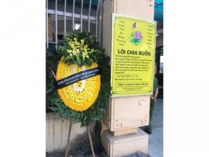 Đặt vòng hoa viếng lễ tang