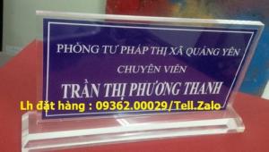 Mẫu biển chức danh thông dụng mica, biển chức danh mặt đồng chân gỗ