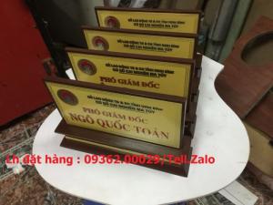 Mẫu biển chức danh thông dụng mica, biển chức danh mặt đồng chân gỗ