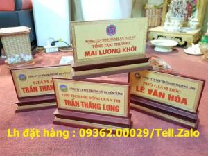 Mẫu biển chức danh thông dụng mica, biển chức danh mặt đồng chân gỗ