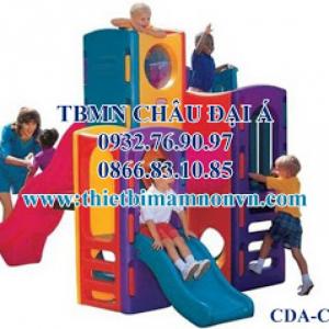 Cầu trượt gỗ trong trường mầm non