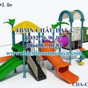 Cầu trượt gỗ trong trường mầm non