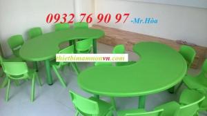 Bàn bán nguyệt cho trường mầm non