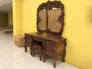 Bàn phấn cổ điển chạm hoa hồng
