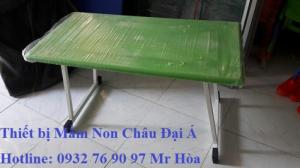 Bàn ghế cho bé ngồi học bài phù hợp lứa tuổi
