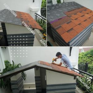 Sau khi đã dán màng keo bitum, cùng nhau dán ngói bitum cana lên mái. Dán phủ mép của tấm gỗ để chống thấm tuệt đối. Có thê liên hệ 0796581468 để biết thêm kỹ thuật dán ngói bitum cana.