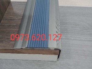 Thanh nẹp chống trơn trượt cầu thang