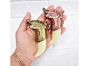 Bật lửa khè móc khoá hình nanh