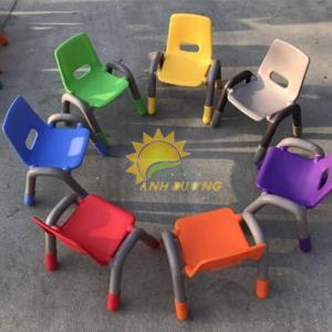 Cung cấp sỉ - lẻ ghế nhựa đúc có tay vịn dành cho trẻ nhỏ mầm non