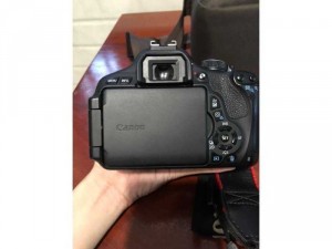 Cần bán máy Canon EOS 600D ít dùng còn mới