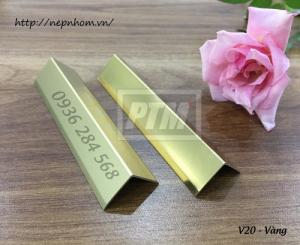 Tên sản phẩm: Nẹp góc ngoài hay nẹp chữ V.
Nguyên liệu: Hợp kim nhôm, mạ anode
Ứng dụng: Nẹp góc ngoài YF20 chủ yếu được dùng cho gạch men, đá, kính, được lắp đặt tại những góc vuông, giúp bảo vệ góc, thi công nhanh chóng, tiết kiệm.
Quy cách: 2cm (rộng) x 250cm (dài)
Màu sắc: màu nhôm, màu inox, màu vàng bóng, màu vàng mờ, màu sâm banh bóng, màu sâm banh mờ