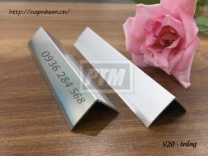 Tên sản phẩm: Nẹp góc ngoài hay nẹp chữ V.
Nguyên liệu: Hợp kim nhôm, mạ anode
Ứng dụng: Nẹp góc ngoài YF20 chủ yếu được dùng cho gạch men, đá, kính, được lắp đặt tại những góc vuông, giúp bảo vệ góc, thi công nhanh chóng, tiết kiệm.
Quy cách: 2cm (rộng) x 250cm (dài)
Màu sắc: màu nhôm, màu inox, màu vàng bóng, màu vàng mờ, màu sâm banh bóng, màu sâm banh mờ