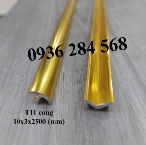 Tên sản phẩm: Nẹp nhôm trang trí chữ T cong hoặc nẹp trang trí chữ T.
Nguyên liệu: Hợp kim nhôm, mạ anode
Ứng dụng: Để xử lý các khe giãn cách, khe nối giữa các vật liệu gạch, đá, gỗ, kính tạo điểm nhấn trong trang trí nội thất.
Thông số kỹ thuật:1cm (rộng) x 0,4cm (cao) x 250cm (dài)
- Màu sắc: màu vàng, màu nhôm, màu inox, màu sâm banh
Cách thi công, lắp đặt: Bằng cách sử dụng keo chuyên dụng dùng trong xây dựng để liên kết với các vật liệu gạch, đá, gỗ, kính.