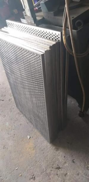 Tôn đột lỗ mạ kẽm dày 0.4, 0.5mm có sẵn