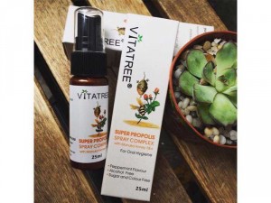 Vitatree Xịt họng keo ong đen Super Propolis Spray Complex 25ml.