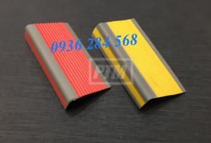 Nẹp chống trơn cầu thang được làm từ chất liệu nhựa PVC cao cấp có tính dẻo và đàn hồi với nhiều màu sắc để các bạn lựa chọn phối màu phù hợp với công trình xây dựng của bạn.