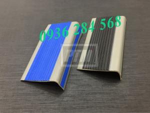 Nẹp chống trơn cầu thang bằng nhựa PVC thi công nhanh chóng với mọi loại bậc cầu thang, đa chủng loại, đa kích cỡ, màu sắc bắt mắt, giá thành rẻ, giảm chi phí đầu tư cho công trình, độ bền cao, chịu nhiệt tốt. Đặc biệt không bị ăn mòn bởi hóa chất, khắc phục được nhược điểm của nẹp hợp kim.