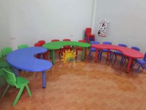 Bàn nhựa hình vòng cung dành cho trẻ em mẫu giáo, mầm non