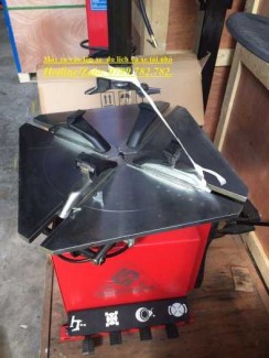 Máy ra vào lốp xe du lịch và xe tải nhỏ