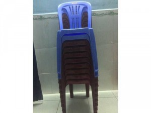 10 ghế nhựa dựa duy tân cao và 2 bàn inox lớn