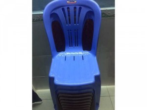 10 ghế nhựa dựa duy tân cao và 2 bàn inox lớn