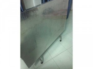 10 ghế nhựa dựa duy tân cao và 2 bàn inox lớn