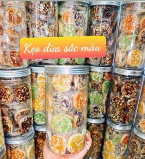 Hủ 500gr Kẹo dừa sắc màu đậu phộng cuốn bánh tráng phồng - Food by Mama