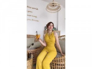 Jumpsuit ống rộng thiết kế cổ yếm đính h