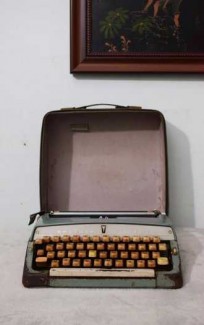 Máy đánh chữ Brother Valiant Nhật Bản thập niên 1960s