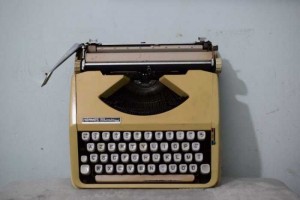 Máy đánh chữ HERMES baby Thụy Sỹ thập niên 1960s