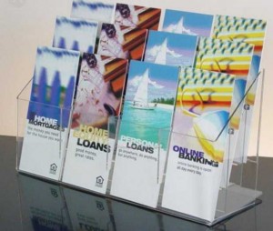 Kệ mica brochure - kệ trưng bày sách thư thị giá 95.000 - Tân Mỹ Long Ad